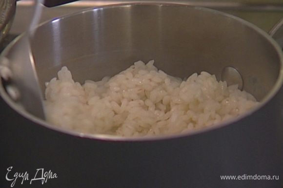 В отваренный рис влить рисовый уксус и 1/2 ч. ложки кунжутного масла, перемешать.