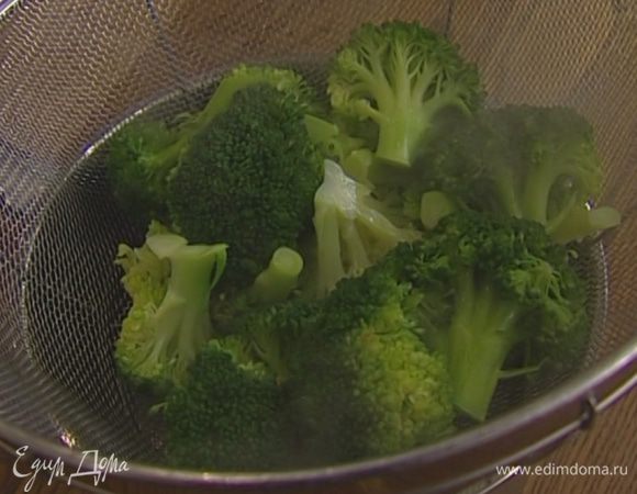 Брокколи разобрать на небольшие соцветия и отправить в кастрюлю с кипящей водой. Отварить до готовности (не переварить!). Затем слить воду и слегка присыпать капусту кунжутным семенем. 