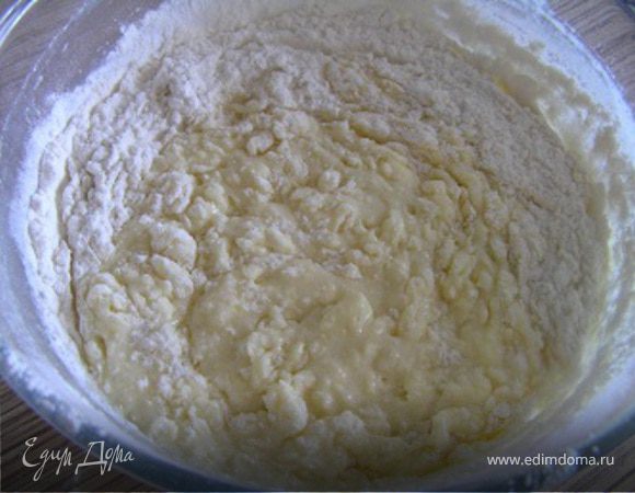 Муку смешать с разрыхлителем и солью. Отдельно взбить сахар с яйцом, добавить размягченное сливочное масло, сметану и замесить тесто постепенно добавляя муку. Полученное тесто выложить в смазанную маслом форму для выпечки, распределить руками, сделать бортики.