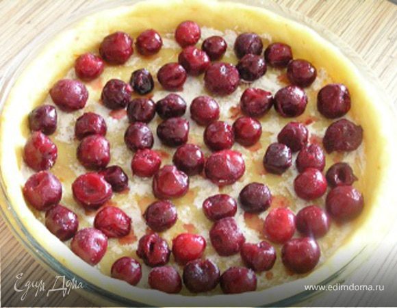 Вишню выложить в дуршлаг, чтобы стек лишний сок, затем уложить на подготовленное тесто в форме. Сверху залить сметанным кремом и выпекать при температуре 200 градусов около 30 минут.