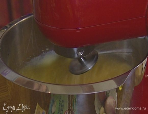 Яйца соединить с коричневым сахаром, оливковым маслом и взбить в комбайне.    