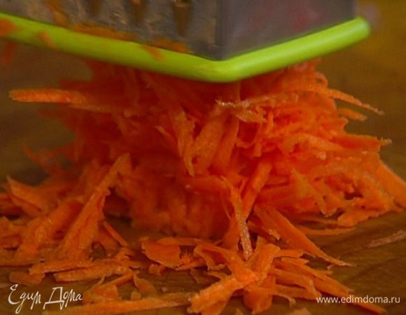 Морковь почистить, натереть на крупной терке и соединить с яично-оливковой массой.