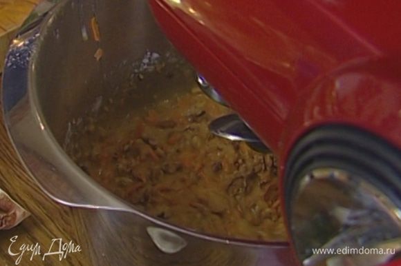 Добавить муку, разрыхлитель, соду, корицу, мускатный орех и соль. Вымешать морковное тесто в комбайне насадкой для теста. Не прекращая вымешивать, добавить в тесто измельченные и целые грецкие орехи.