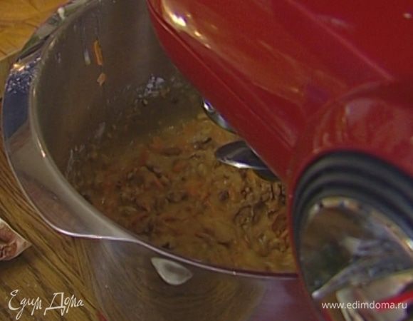 Добавить муку, разрыхлитель, соду, корицу, мускатный орех и соль. Вымешать морковное тесто в комбайне насадкой для теста. Не прекращая вымешивать, добавить в тесто измельченные и целые грецкие орехи.