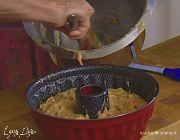 Форму для выпечки слегка смазать растительным маслом, выложить в нее тесто и отправить в разогретую в духовку на 35–40 минут. 