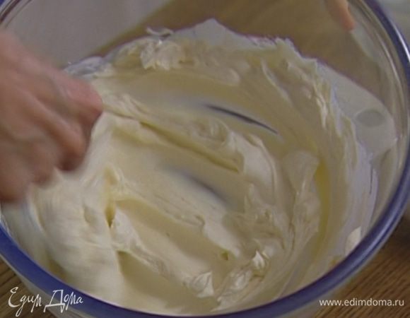 Приготовить крем: соединить сливочный сыр, предварительно размягченное сливочное масло, сливки, сахар, ванильный экстракт и вымешать ложкой до однородного состояния. Поместить крем в холодильник. 