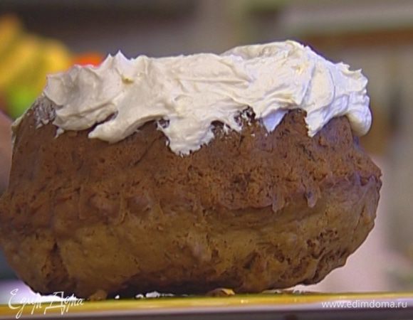 Готовый пирог остудить и смазать кремом.