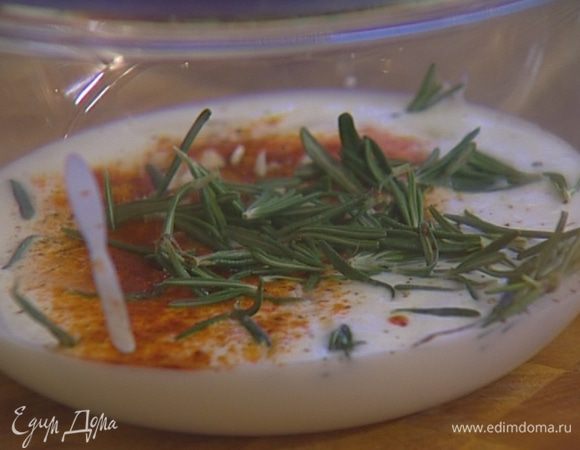 Соединить кефир с половиной листьев розмарина, всыпать по щепотке чили, соли и черного перца.