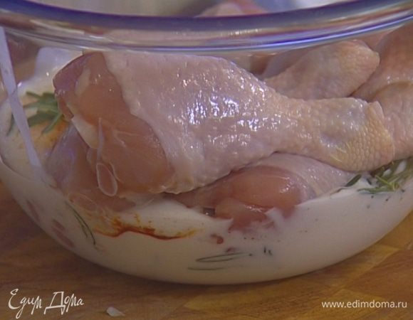 Куриные ножки опустить в кефир, перемешать и оставить мариноваться на час при комнатной температуре.