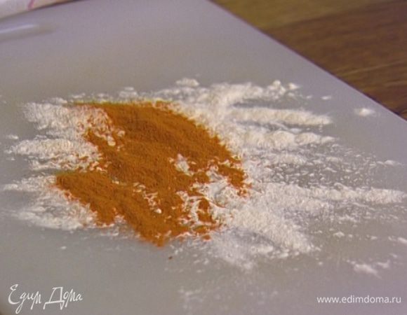 На рабочую поверхность насыпать муку, добавить щепотку перца чили и перемешать.