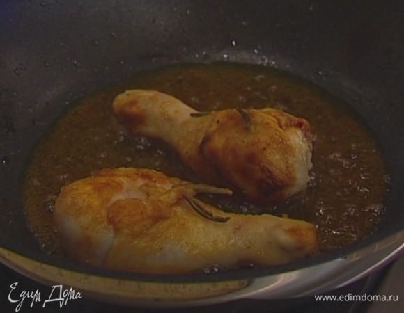 Готовые ножки выложить на тарелку с бумажным полотенцем, чтобы убрать излишки жира.