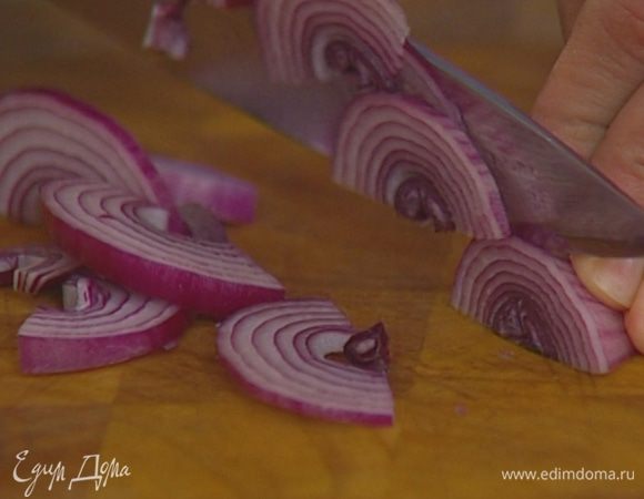 Лук почистить и нарезать полукольцами.