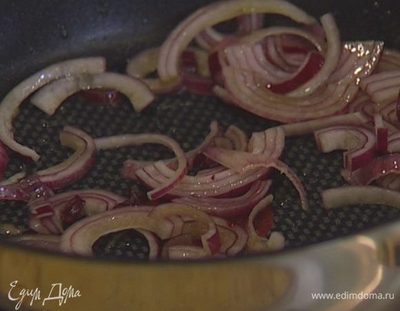 Разогреть в сковороде немного оливкового масла и обжарить лук до золотистого цвета.