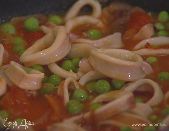 Добавить в сковороду 9–10 ст. ложек пюре из помидоров и горошек, перемешать и обжаривать несколько минут до готовности кальмаров. Посолить и поперчить. 