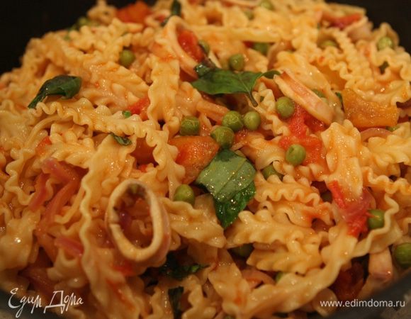 Базилик порвать руками, посыпать пасту, сверху слегка сбрызнуть оливковым маслом и тут же подавать. 