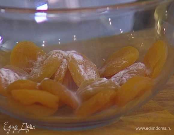 Курагу выложить в глубокую миску, посыпать содой, залить горячей водой так, чтобы она была полностью покрыта, и оставить набухать.