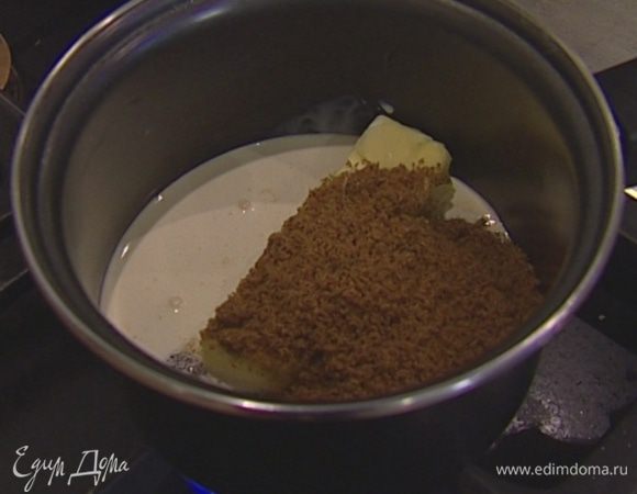 В небольшой кастрюле соединить 100 г сливочного масла, 100 г сахара и сливки и поставить на небольшой огонь, чтобы масло растопилось. 