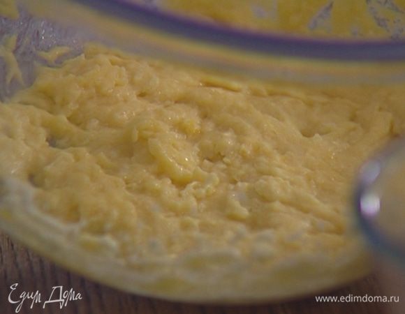 В другой посуде взбивать миксером 100 г сливочного масла с оставшимся сахаром, пока масса не станет светлой и однородной.  