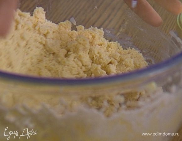 Добавить яйцо и еще немного взбить. Затем всыпать муку, разрыхлитель, соль и вымешать ложкой. 