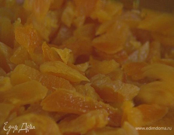 Курагу слегка отжать (жидкость сохранить), порезать кусочками и добавить в тесто.