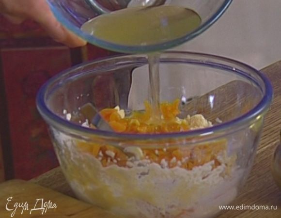 Вымешивать тесто с курагой, понемногу вливая жидкость, в которой замачивалась курага, пока не получится консистенция, похожая на картофельное пюре.