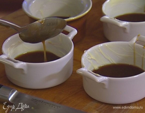 В растопленное масло с сахаром и сливками добавить ванильный экстракт, перемешать и влить по 2 ст. ложки в каждую формочку.