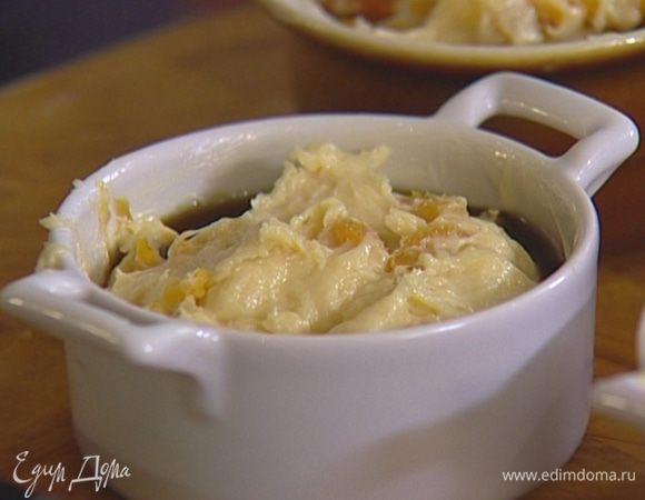 Разложить тесто по формочкам, поместить их на противень, наполовину заполненный горячей водой.
