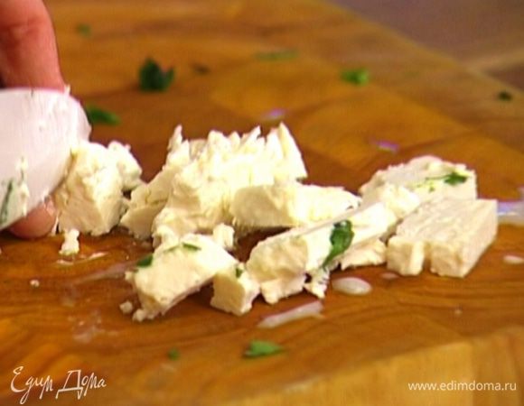 Фету порезать небольшими кусочками.