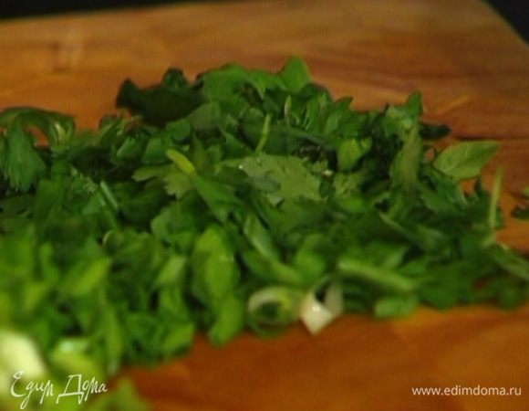 Лук, базилик и кинзу мелко порубить.