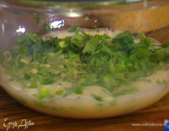 Добавить зелень к яичной массе, посолить, поперчить и перемешать.