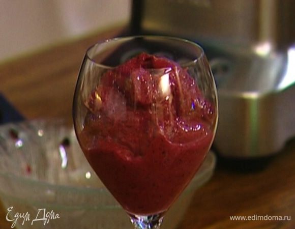 Добавить ягоды и все взбить.