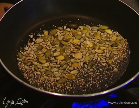 Тыквенные и подсолнечные семечки, мак и кунжут слегка обжарить на сухой сковороде.