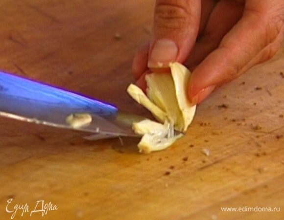 Зубчик чеснока почистить, раздавить плоской стороной ножа и вынуть сердцевину.