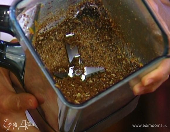 Хлеб порезать и вместе с чесноком измельчить в блендере в мелкую крошку.