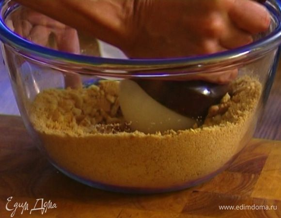 Печенье измельчить (отложить несколько штук для украшения), так чтобы остались небольшие кусочки.