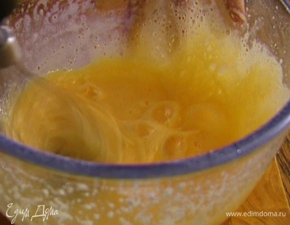 Яйца взбить с сахарной пудрой. 