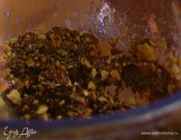 Добавить измельченное печенье, перемешать.