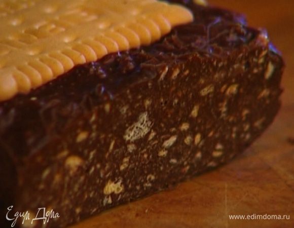 Поставить пирог в холодильник на 2–3 часа.
