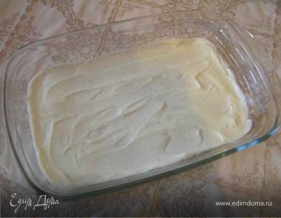 Взбить маскарпоне с сахарной пудрой, добавить ванилин. На дно формы для десерта нанести тонким слоем получившийся крем из маскарпоне.