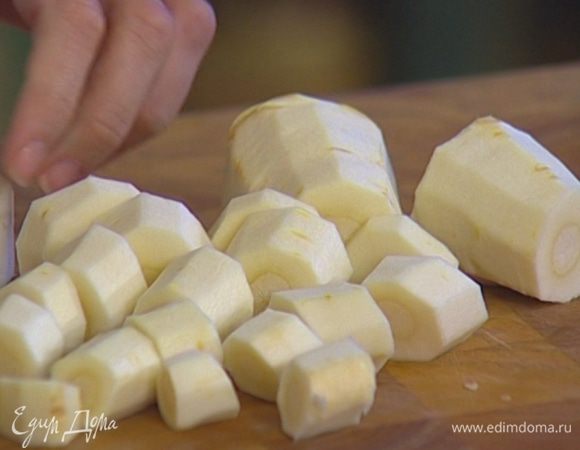 Корни пастернака почистить, порезать маленькими кусочками и отварить до готовности в кипящей воде.