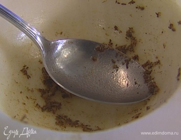 Чеснок почистить и растолочь в ступке со щепоткой соли, добавить тмин, черный перец и растереть все еще немного, затем влить лимонный сок и перемешать.