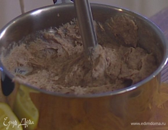 Приготовить хумус: соединить пастернак с отваренной фасолью (в соотношении 1:1), добавить тахини, измельченный чеснок с пряностями, оливковое масло и взбивать блендером до получения однородной массы, затем посолить и перемешать.