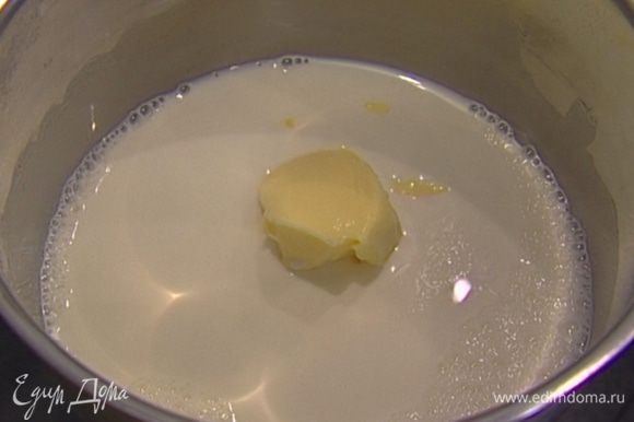 Молоко и сливочное масло прогреть в небольшой кастрюле, не доводя до кипения, так чтобы масло полностью растопилось.
