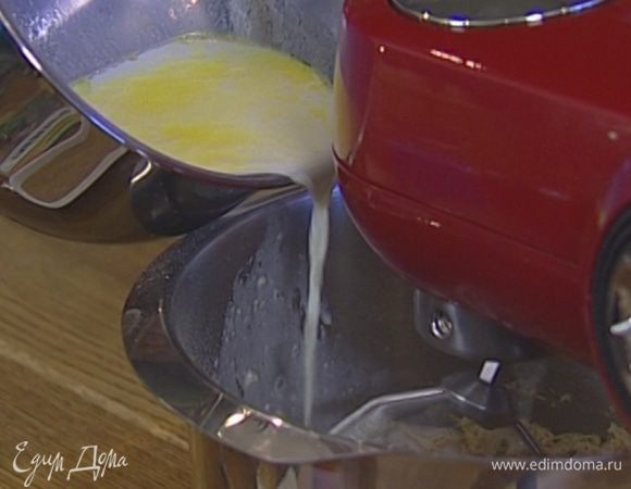 Яйца с сахаром взбить в комбайне насадкой для теста. Не прекращая взбивать, всыпать оба вида муки. Затем тонкой струйкой влить молоко с маслом, добавить разведенные дрожжи, разрыхлитель, щепотку соли и взбивать еще пару минут до однородной консистенции.