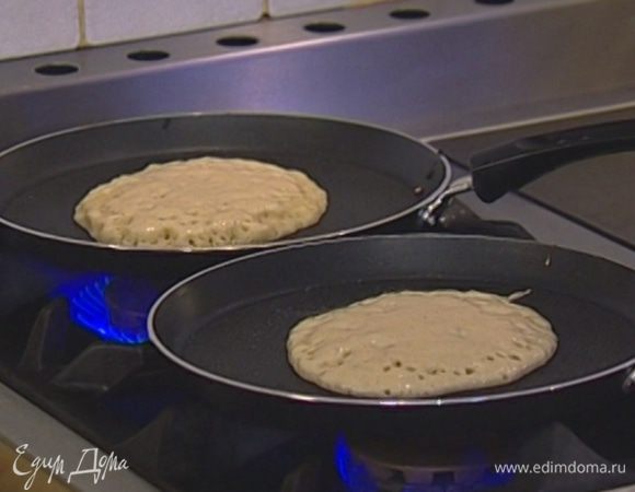 Когда тесто подойдет, разогреть в сковороде небольшое количество оливкового масла и напечь небольших блинчиков, чуть больше оладий по размеру.