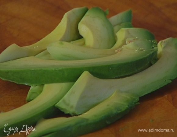 Авокадо почистить и нарезать длинными полосками, а лимон - дольками.