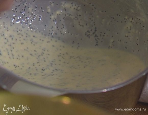 Всыпать в тесто мак, перемешать ложкой, накрыть емкость с тестом полотенцем и поставить в теплое место.