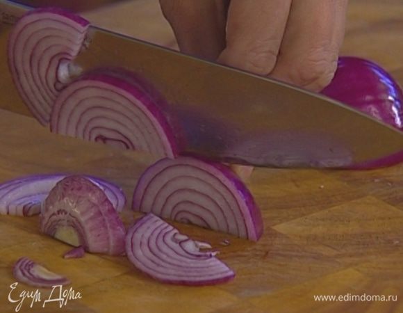 Лук для начинки почистить и нарезать тонкими полукольцами.