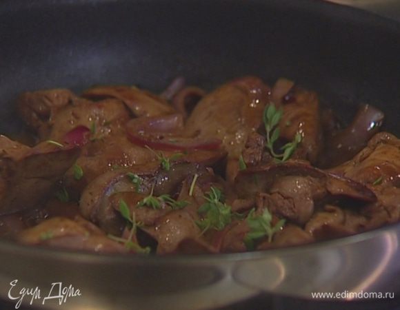 Приготовить начинку: разогреть в сковороде сливочное и оливковое масло и обжарить лук и чеснок до золотистого цвета; добавить печень, посолить и, помешивая, обжаривать еще 2–3 минуты, затем влить уксус, поперчить и жарить печень до готовности. Посыпать листьями тимьяна.