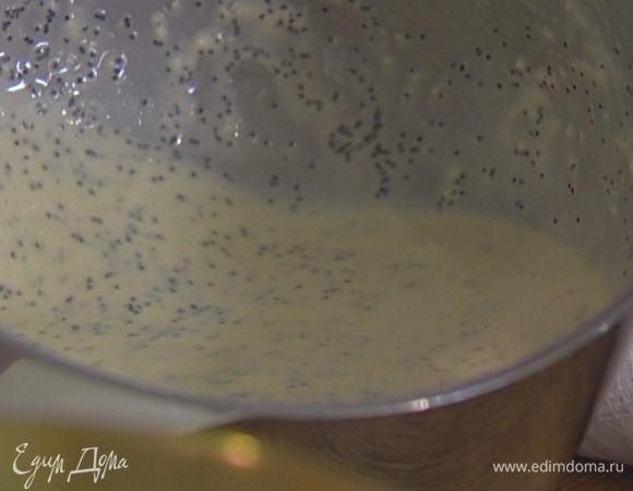 Всыпать в тесто мак, перемешать ложкой, накрыть емкость с тестом полотенцем и поставить в теплое место.